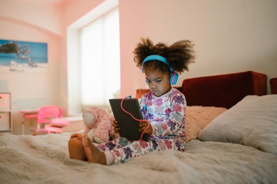 Lien entre le temps d’écran, la sédentarité et le sommeil chez des enfants de moins de 5 ans