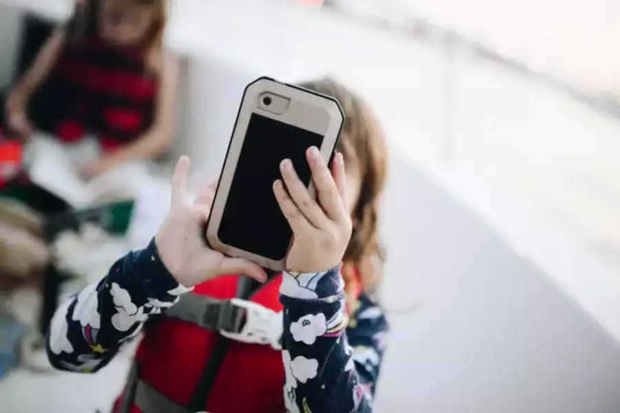 Screenpeace, des solutions durables pour lutter contre la surexposition aux écrans et l'addiction, à Paris - Exposition aux écrans chez l'enfant