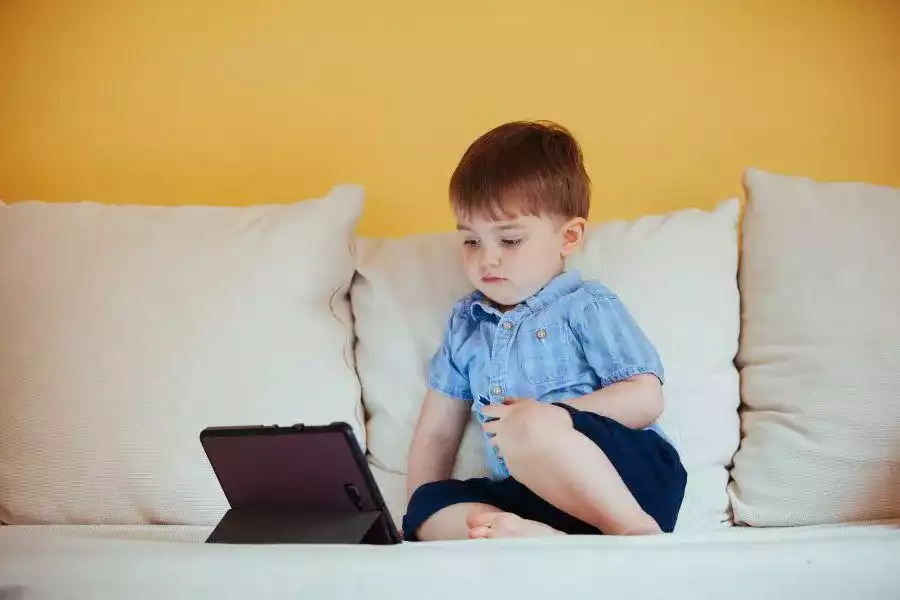 Screenpeace, des solutions durables pour lutter contre la surexposition aux écrans et l'addiction, à Paris - Temps décrans enfant moins de 3 ans