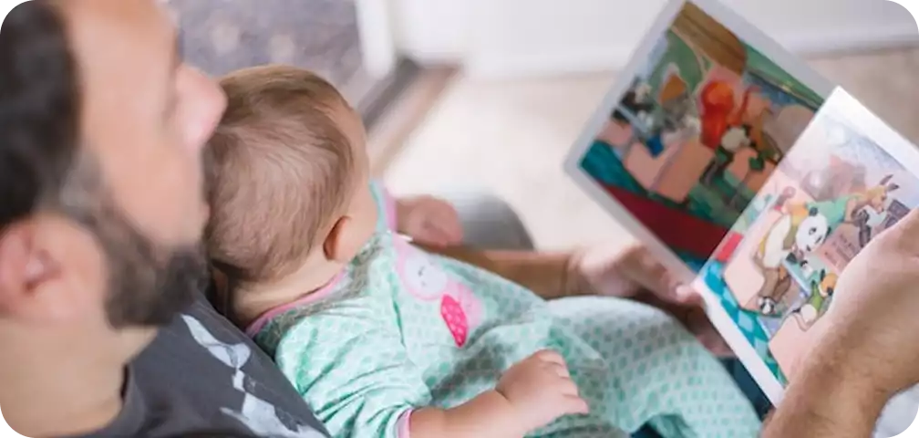 Screenpeace, des solutions durables pour lutter contre la surexposition aux écrans et l'addiction, à Paris - Enfant et parent lisant un livre