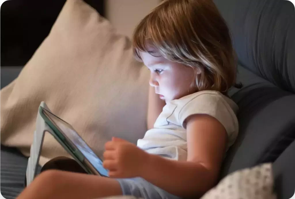 Screenpeace, des solutions durables pour lutter contre la surexposition aux écrans et l'addiction, à Paris - Enfant qui regarde un écran