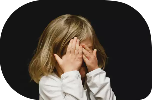 Screenpeace, des solutions durables pour lutter contre la surexposition aux écrans et l'addiction, à Paris - Petite fille qui se cache les yeux